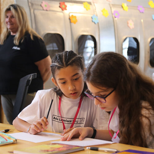Foto de meninas participantes da oficina